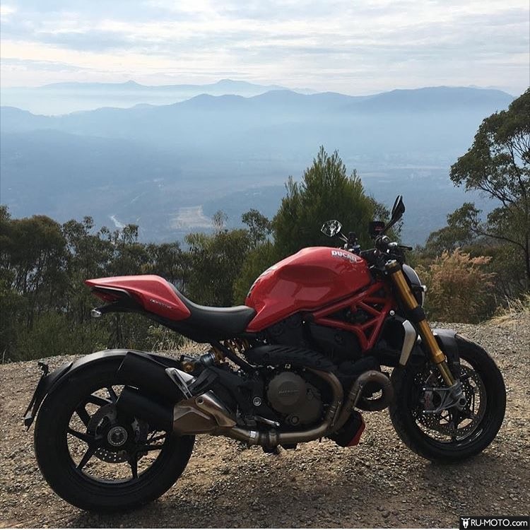 Красный Ducati Monster 696